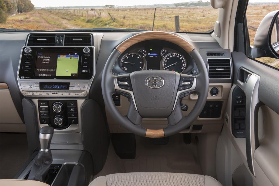 Панель приборов Toyota Land Cruiser Prado (150) 2017 года  (AU) (фото 4 из 6)